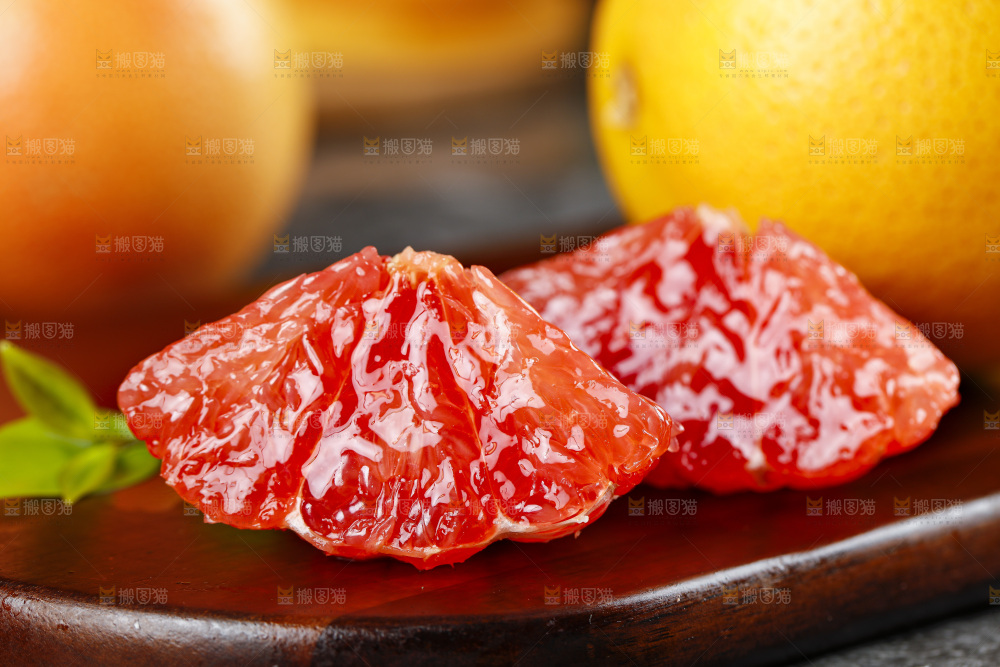 木底上的红心西柚果肉