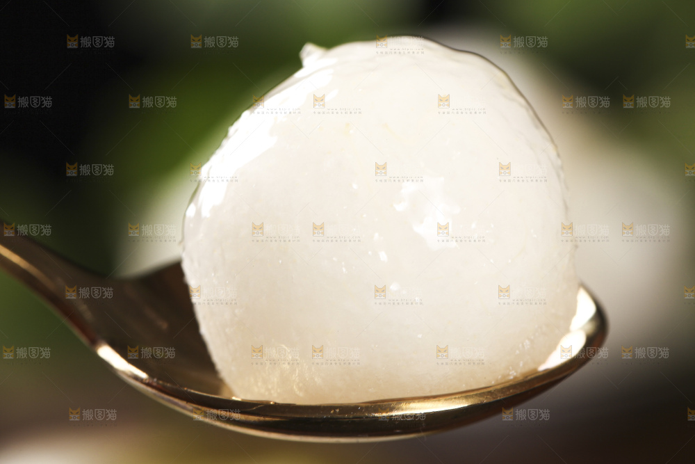 勺子里的黄花梨果肉
