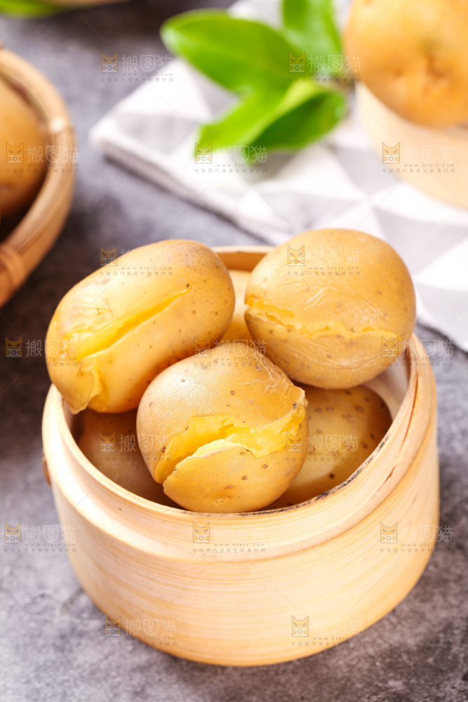 石板上放着一笼蒸熟的黄心小土豆