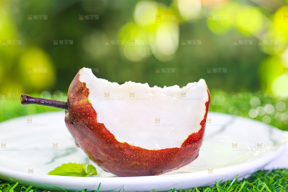 草地上放着一盘彩虹梨