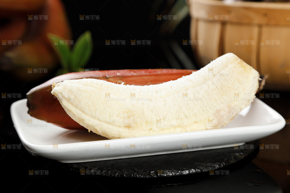 黑石板上放着剥皮的红皮美人蕉