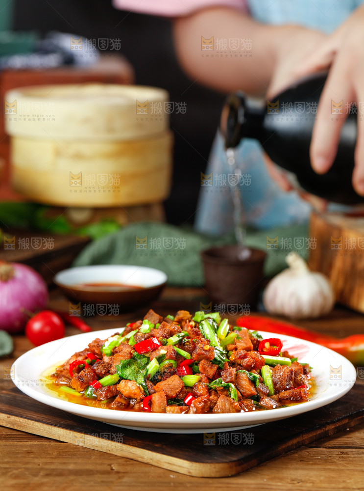 木板上放着一盘香辣肉丁