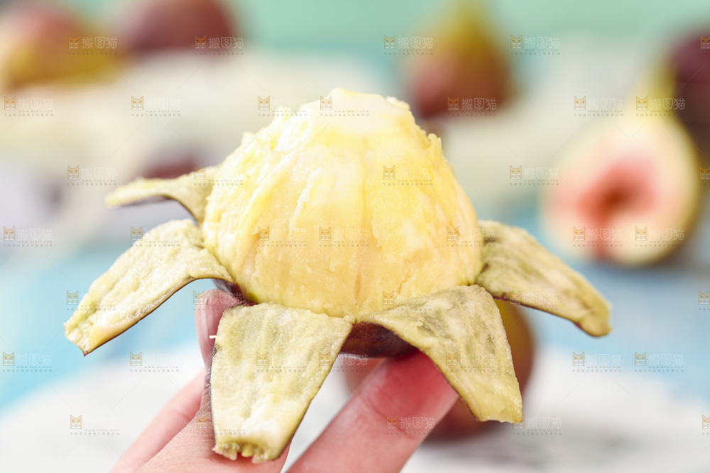 叉子叉着无花果