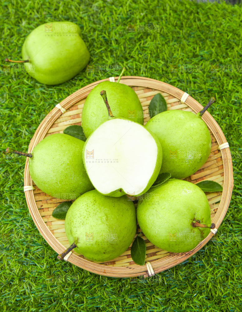草地上放着一盘早酥梨