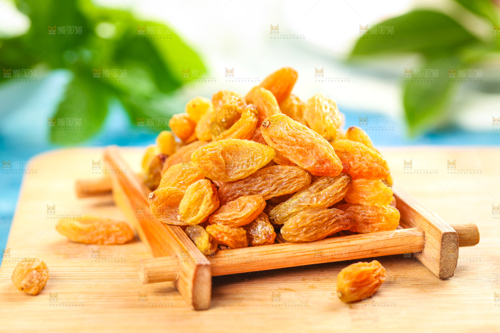 木板上的树上黄葡萄干