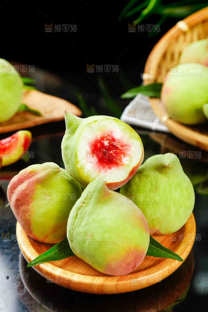 黑石板上放着一盘云南鹰嘴桃
