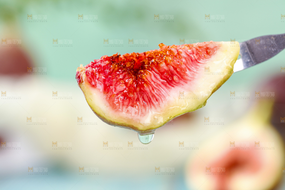 叉子叉着无花果
