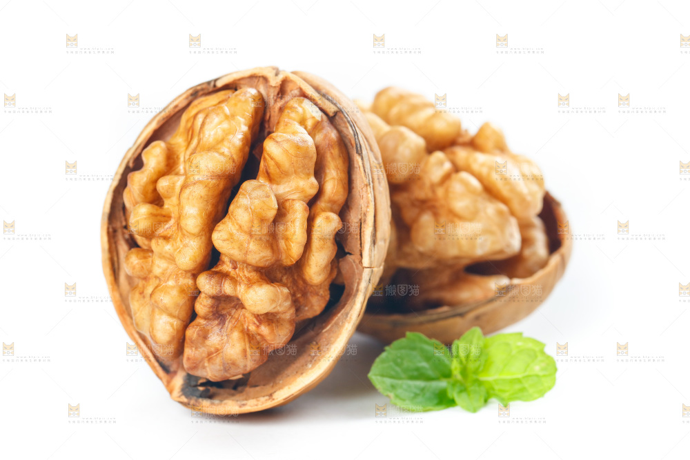 白底上放着上剥开的纸皮核桃