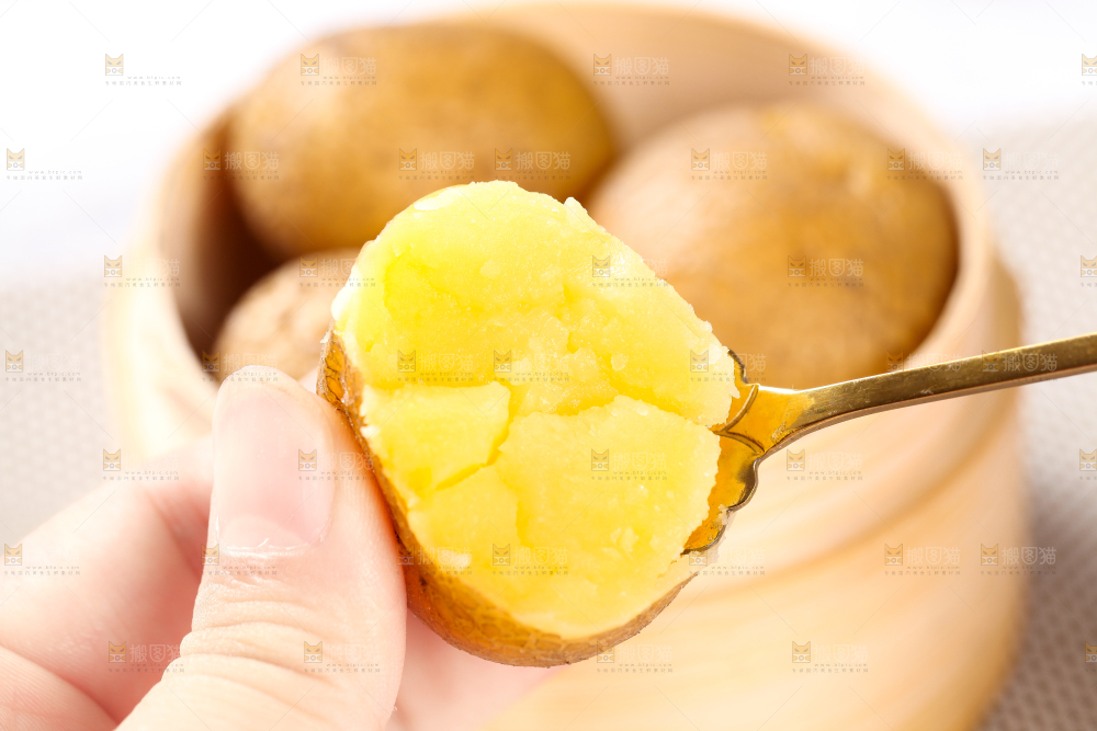 勺子里的熟土豆