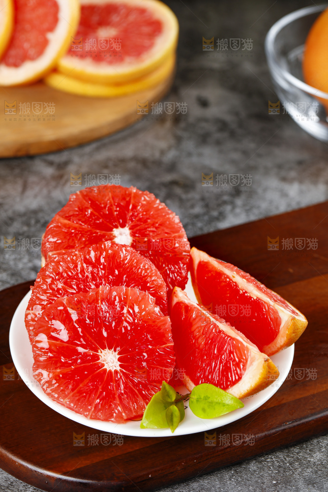 木底上放着剥皮的红心西柚果肉