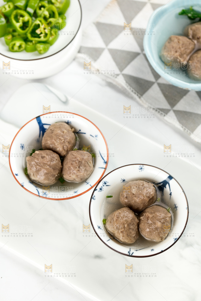 石板上放着一碟牛肉丸