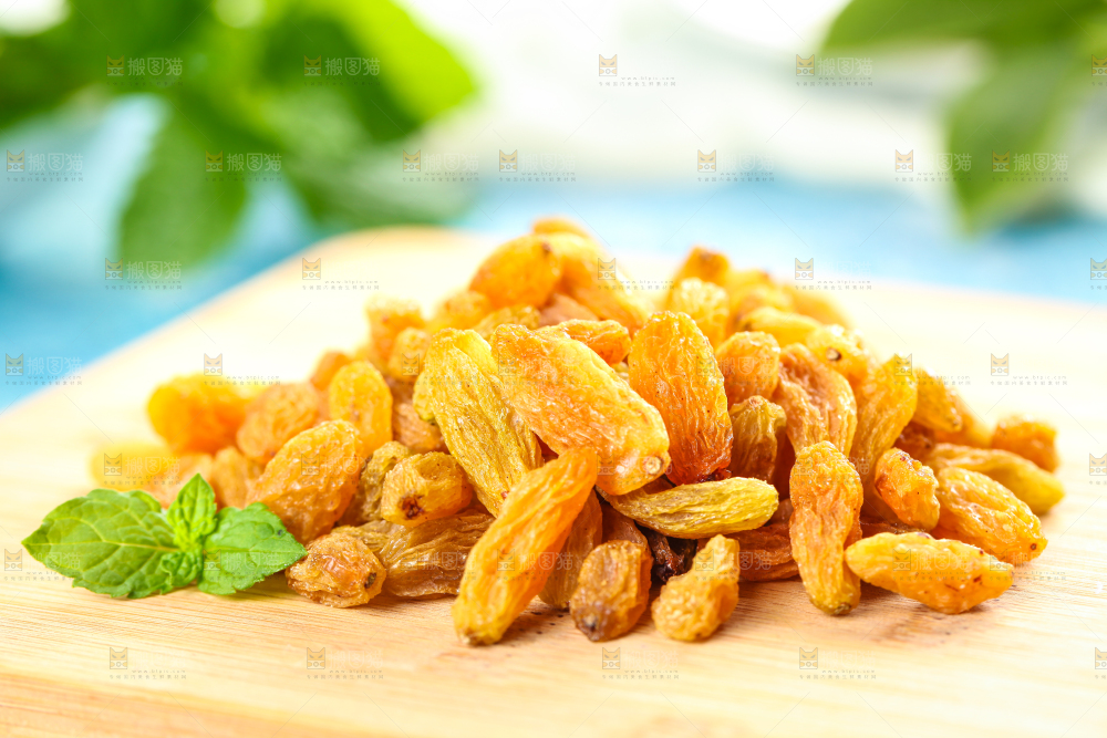 木板上的树上黄葡萄干