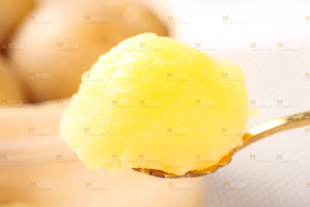 勺子里的熟土豆