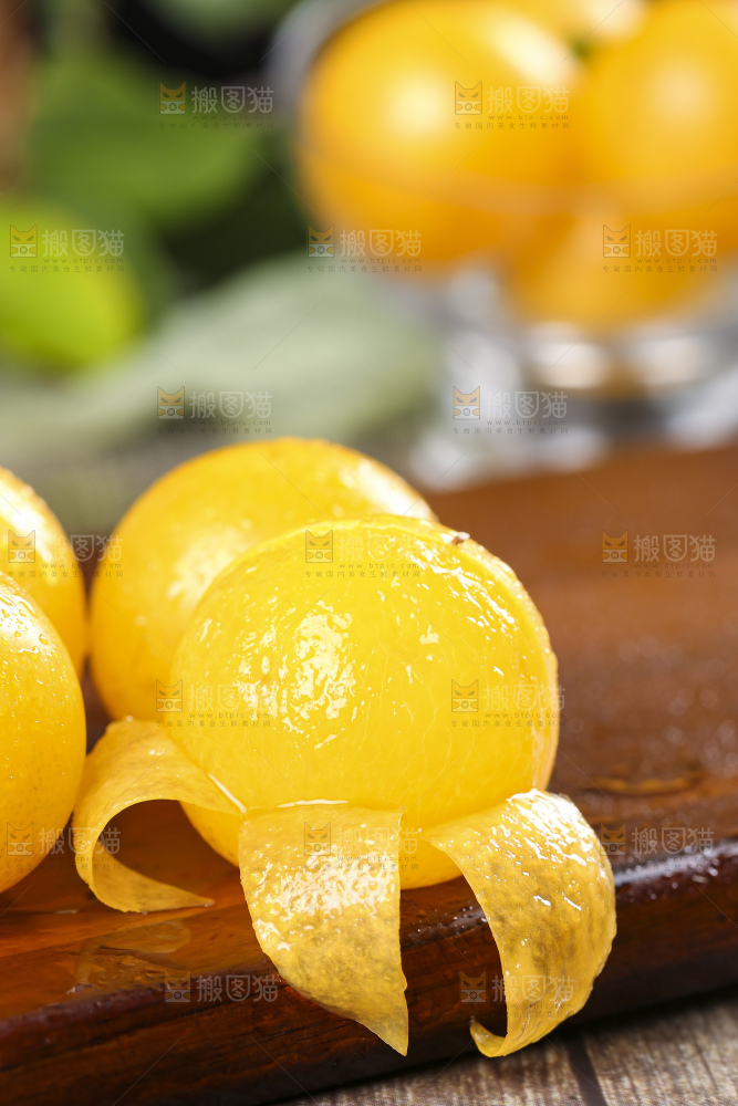 木板上放着剥皮的黄金奈李