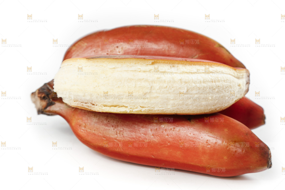 白底上放着剥皮的红皮美人蕉