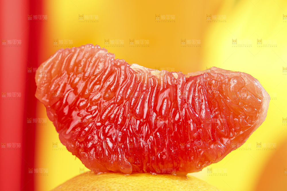 盘子里放着剥皮的南非红心西柚果肉