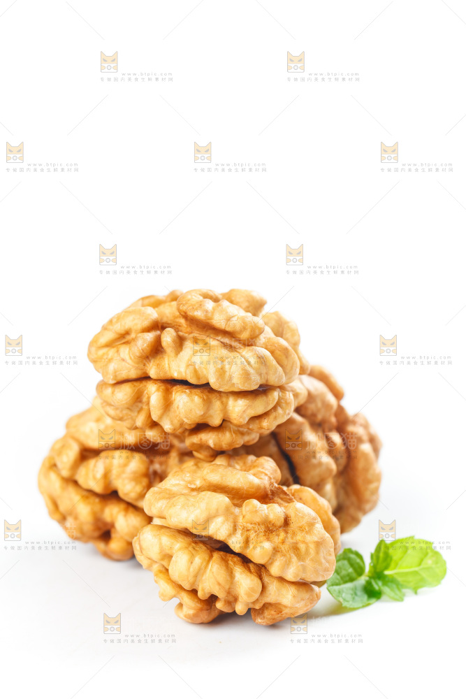 白底上放着核桃仁