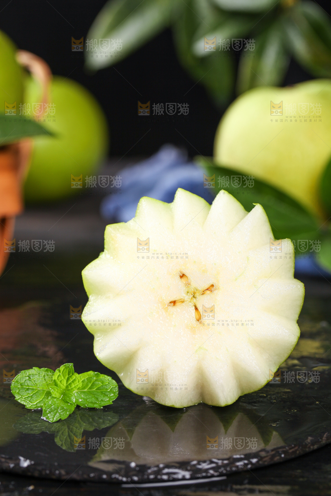 切开的翠冠梨放在黑石板上