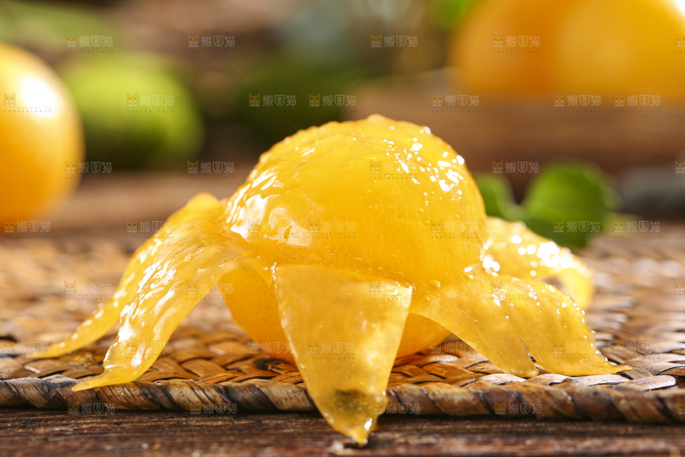木底上放着剥皮的黄金奈李