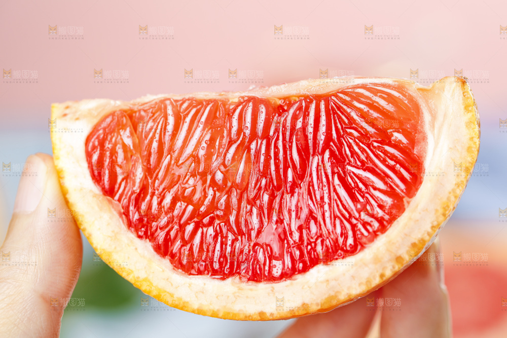 手拿切开的红心西柚