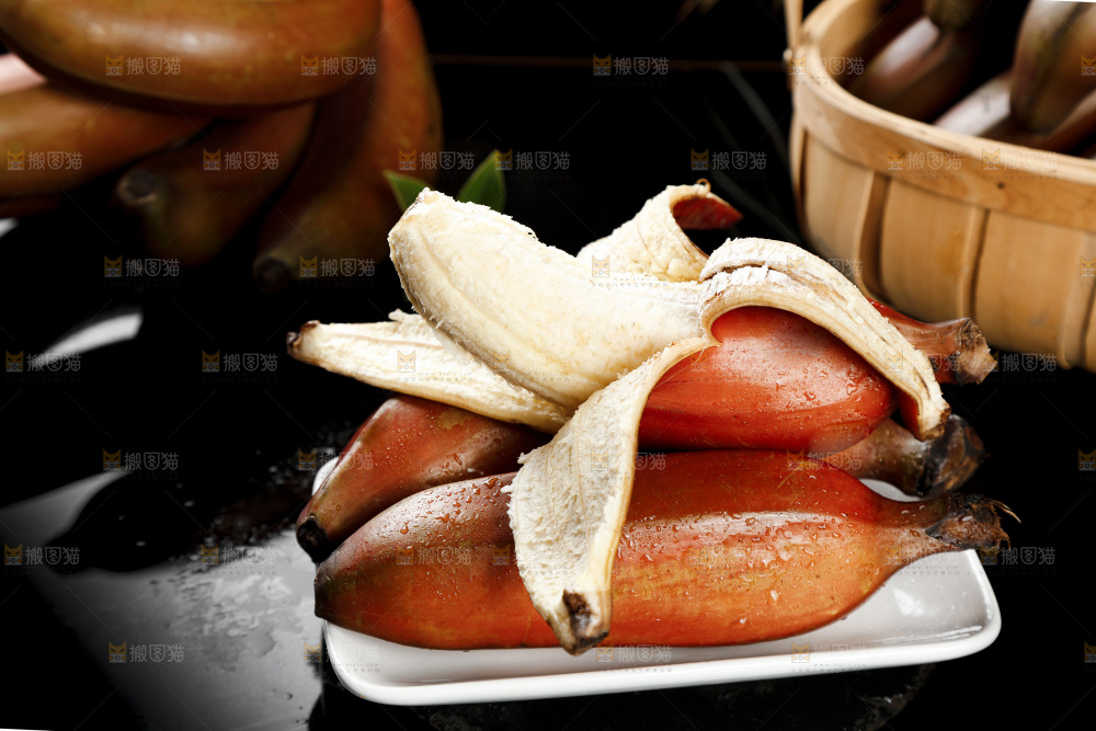黑石板上放着剥皮的红皮美人蕉