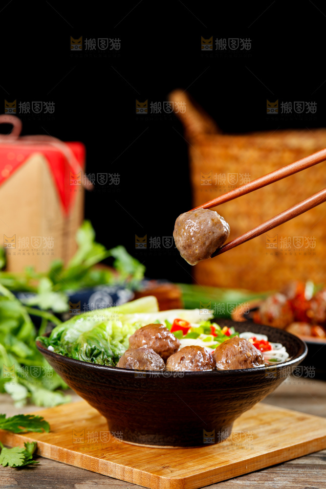 木底上放着一碗牛肉丸面