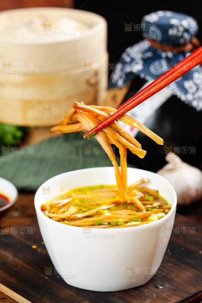 木底上放着一碗黄花菜汤