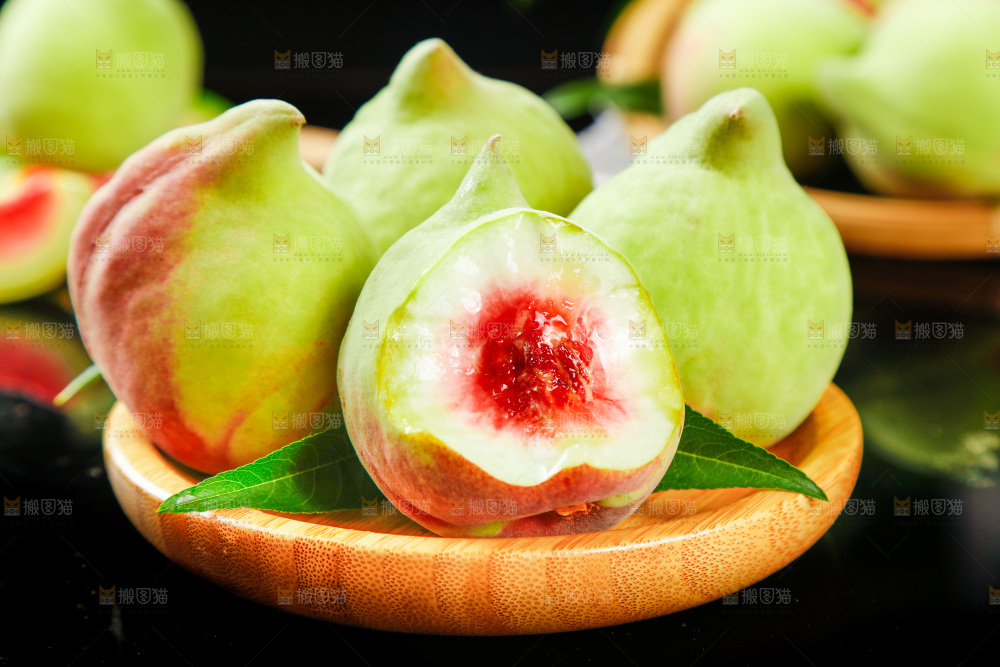 黑石板上放着一盘云南鹰嘴桃