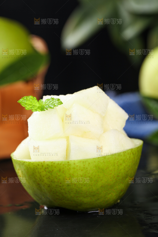 黑底上的青皇冠梨果肉