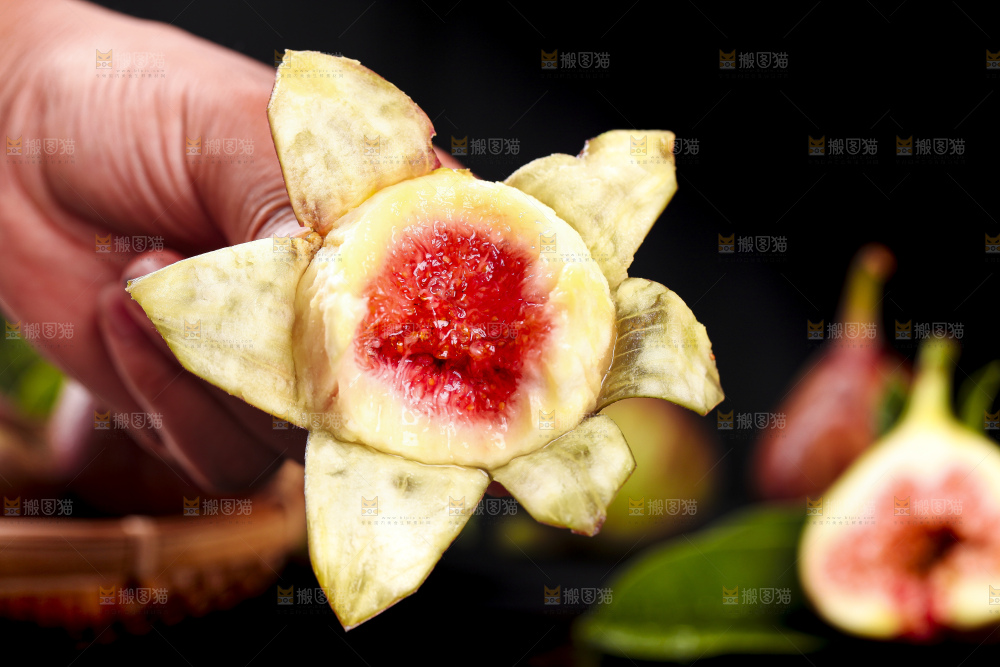 手拿剥皮的无花果