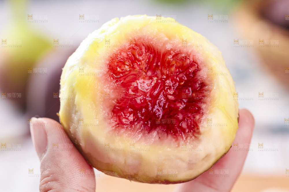 手拿剥皮的无花果