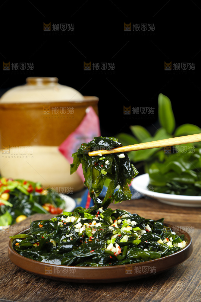 筷子夹着凉拌裙带菜