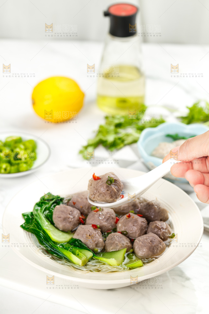 石板上放着一碗牛肉丸面