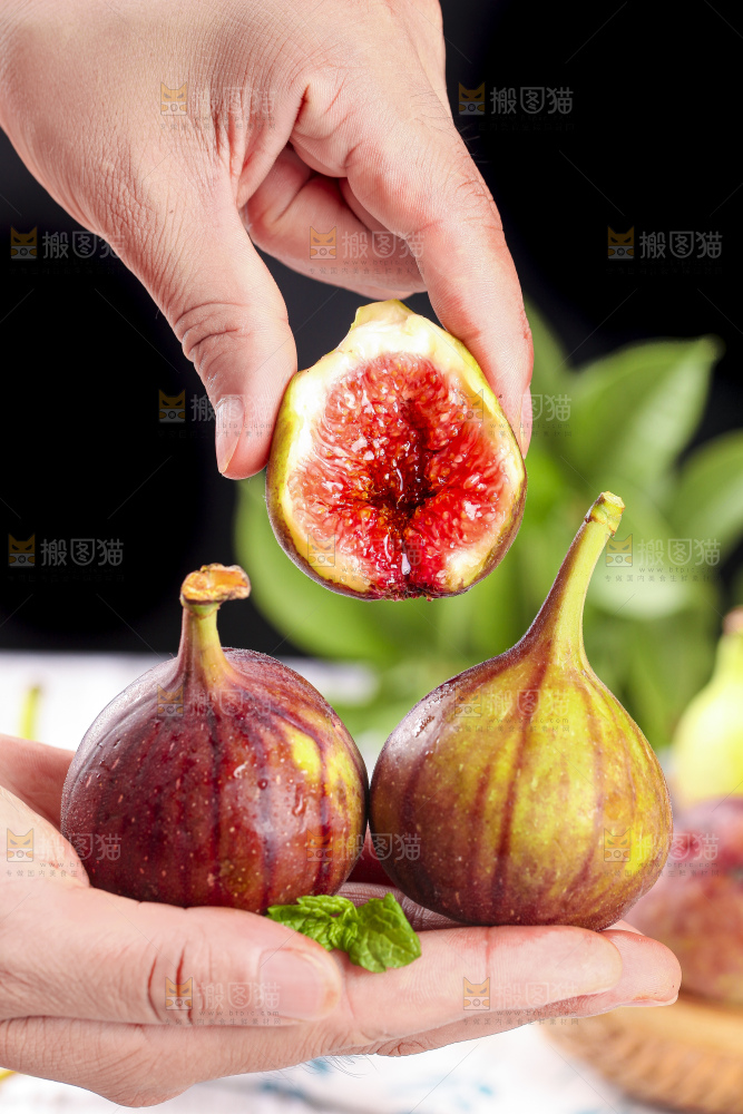 手拿掰开的无花果