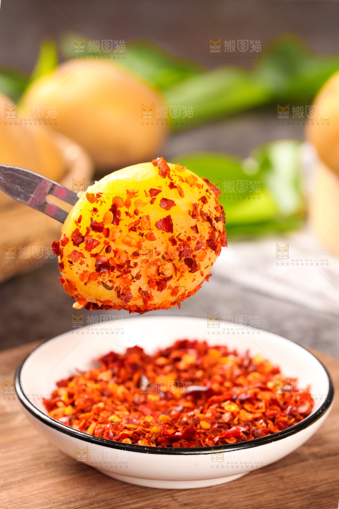 叉子叉着带辣椒的黄心小土豆