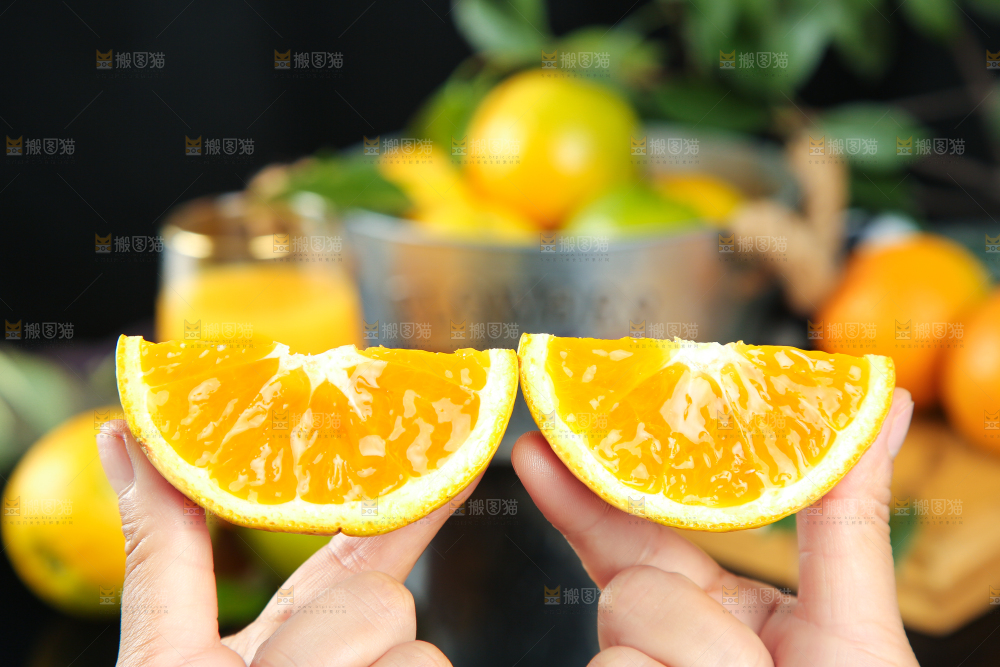 手拿切开的秭归夏橙