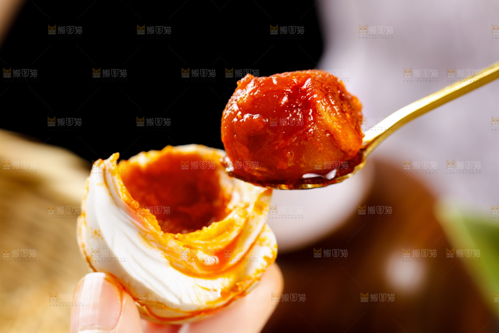 深底上勺子里的海鸭蛋黄