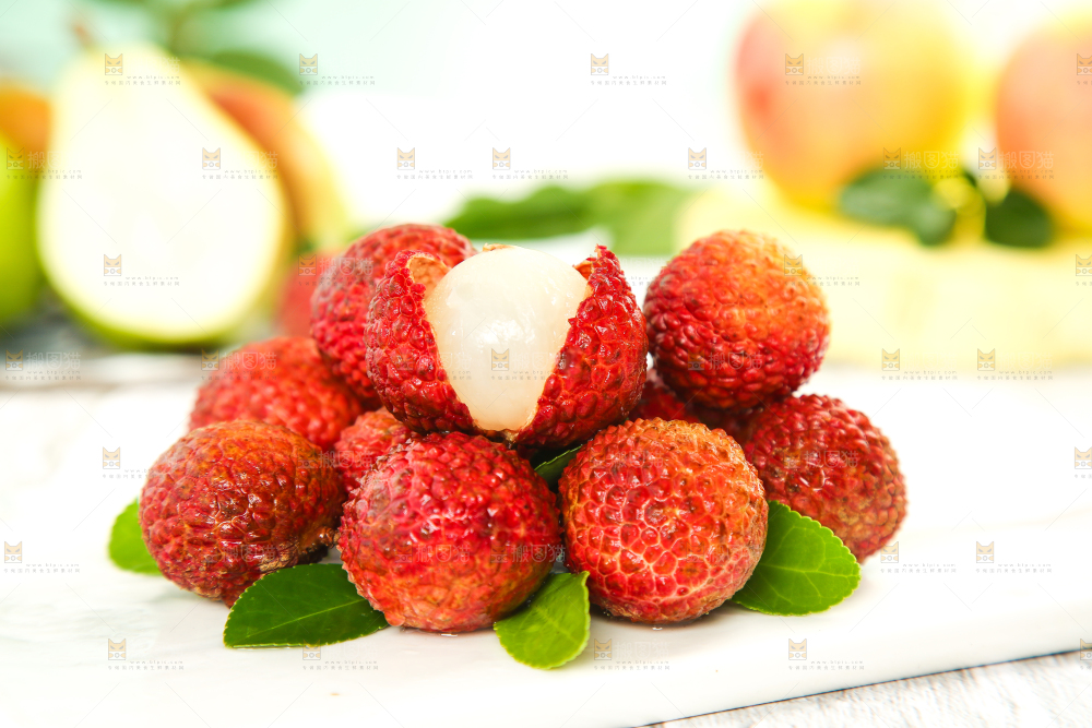 浅底上放着一盘荔枝