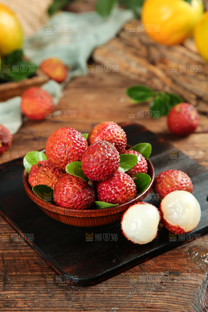 木底上放着一碗荔枝