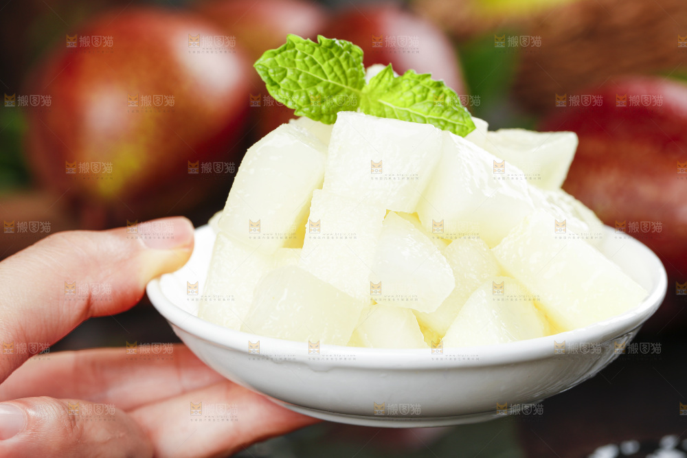 手拿一碟彩虹梨果肉