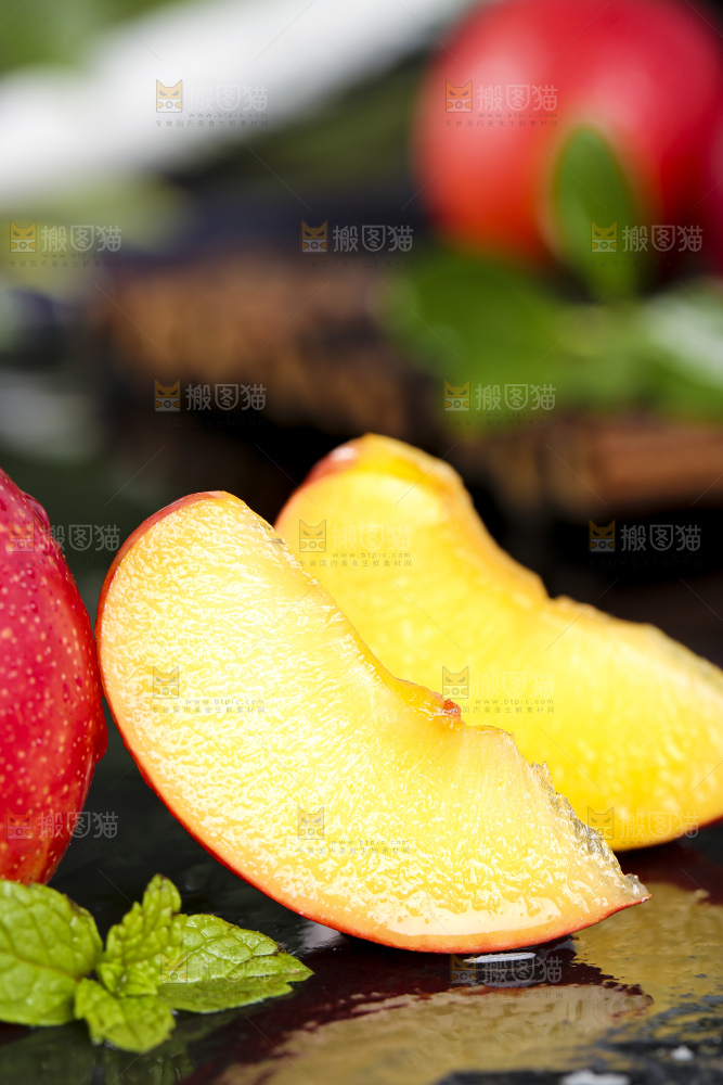 黑石板上放着切开的珍珠李