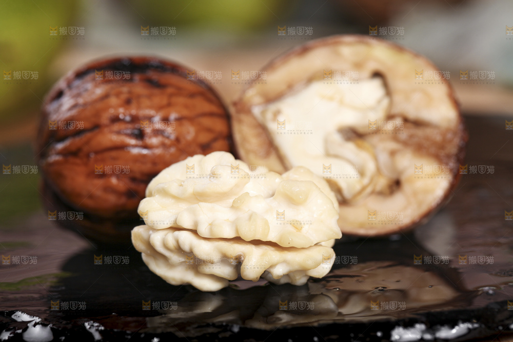 黑底上放着新鲜去皮湿核桃果仁