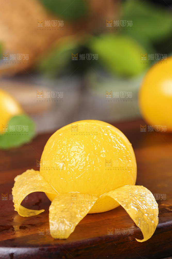 木板上放着剥皮的黄金奈李