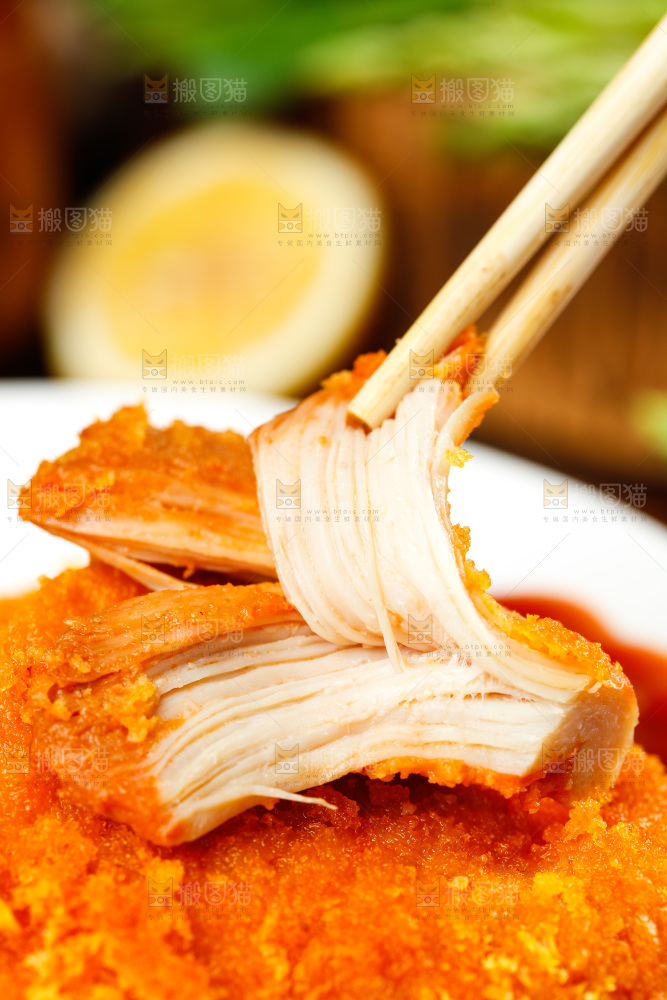 盘子里的炸鸡排
