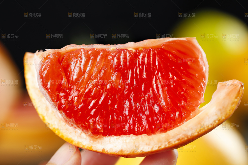 手拿切开的红心西柚