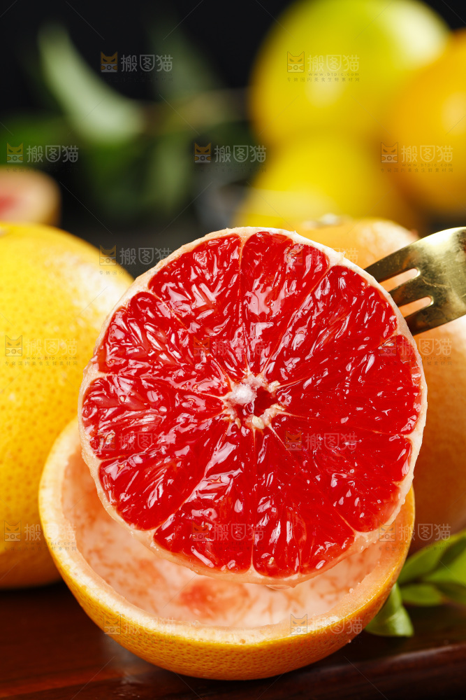 叉子叉着红心西柚果肉