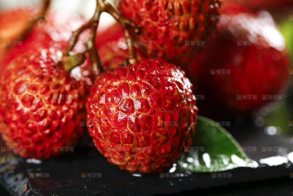 黑木板上的荔枝