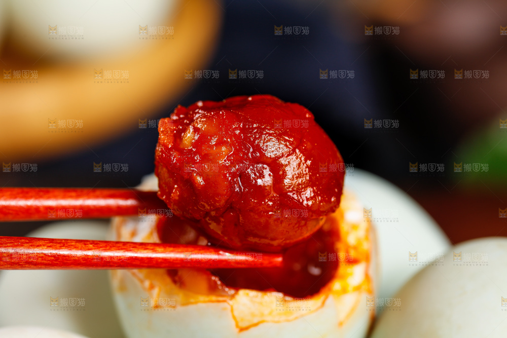 深底上筷子夹着流油的海鸭蛋黄