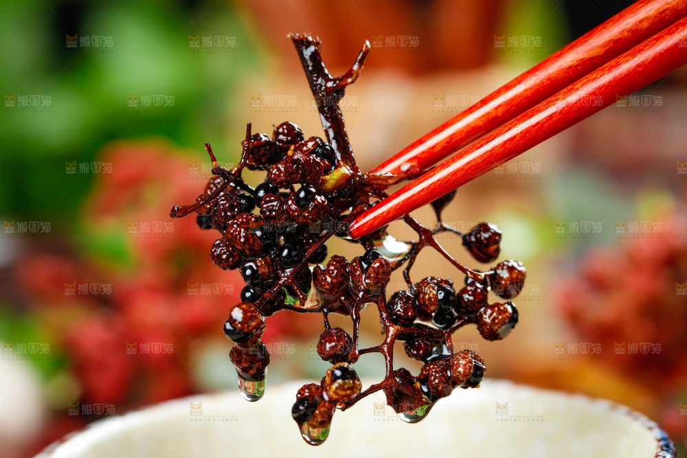 筷子夹着花椒