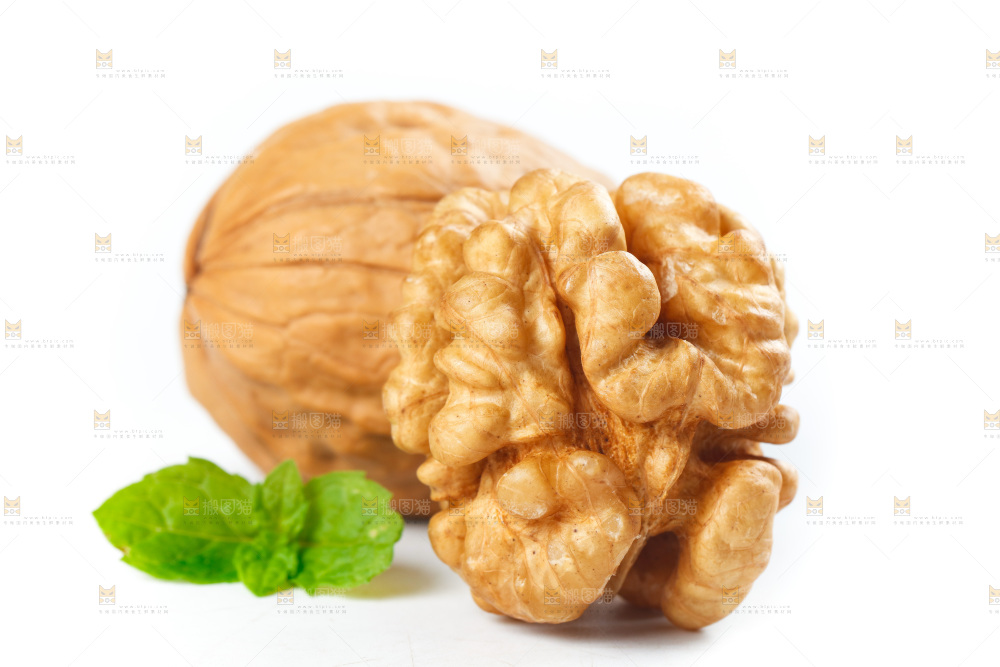 白底上放着核桃仁